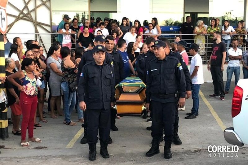 Homenagens marcam enterro de guarda municipal vítima de acidente em Delmiro Gouveia