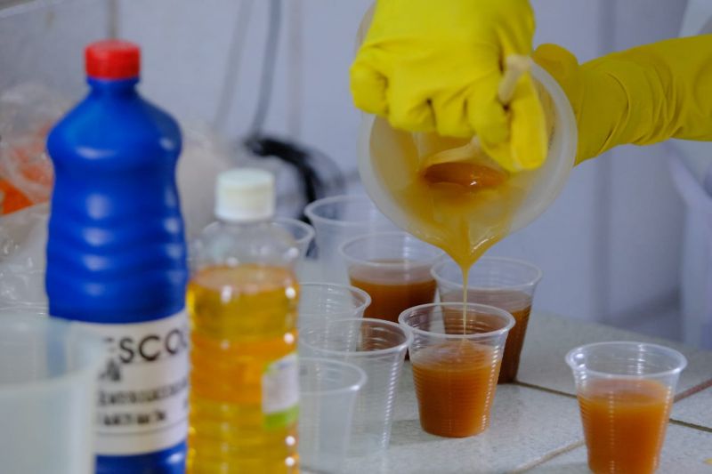 Alunos de Batalha aprendem a transformar óleo de cozinha em sabão