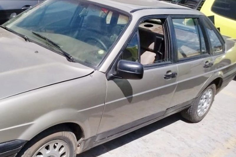 Policiais recuperam carro roubado e apreendem moto com chassi raspado em Pão de Açúcar