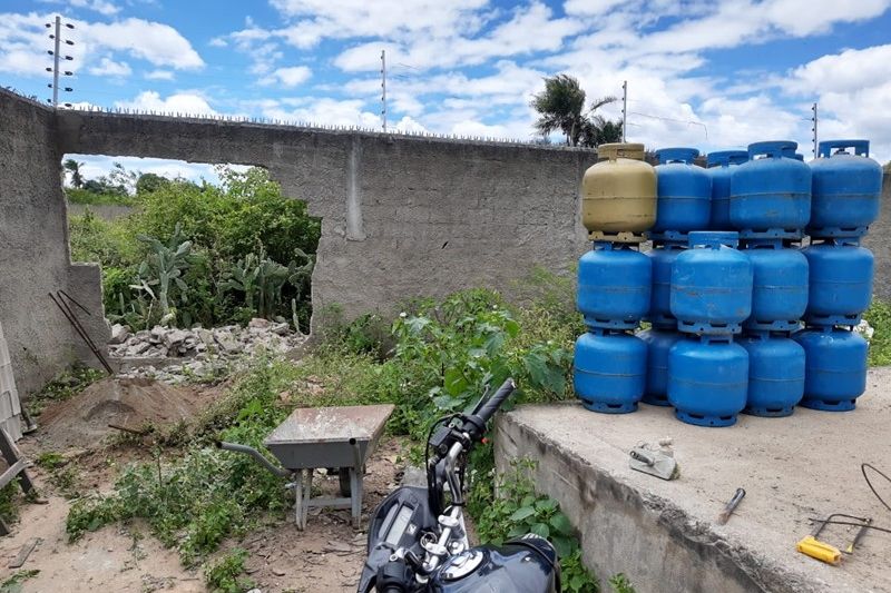 Criminosos derrubam parte de muro e furtam vários botijões de gás em depósito de Inhapi