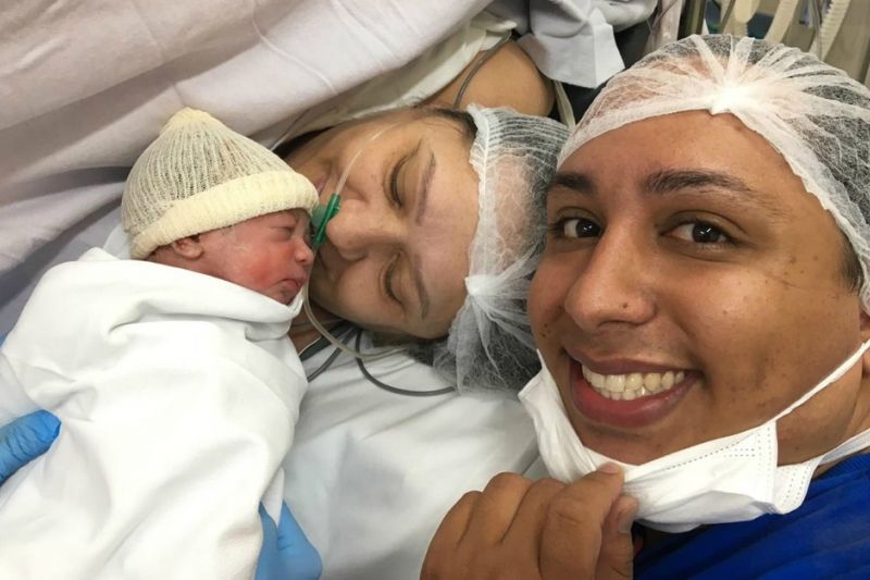 Mulher dá à luz netos gêmeos após inseminação para realizar sonho do filho gay de ser pai