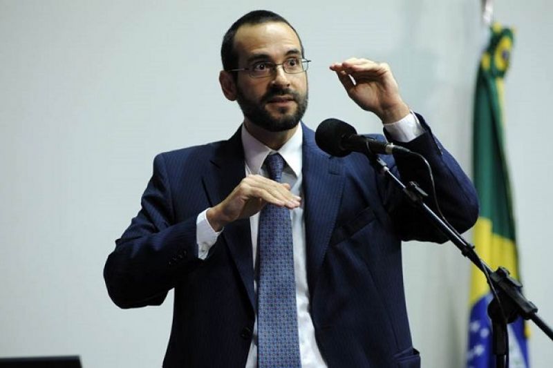 Irmão de ministro da Educação tenta corrigir erro de crase da UNE e erra também