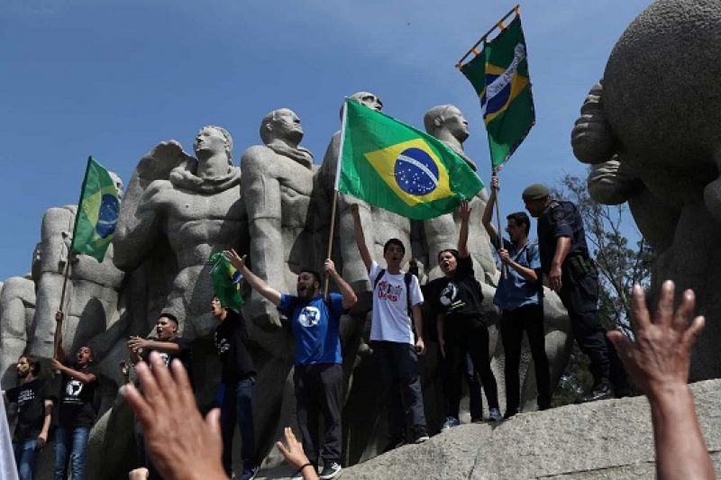 Manifestações contra Bolsonaro ocupam ruas no '7 de setembro'