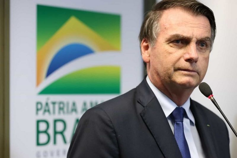 Bolsonaro se aproxima de evangélicos para conter queda de popularidade