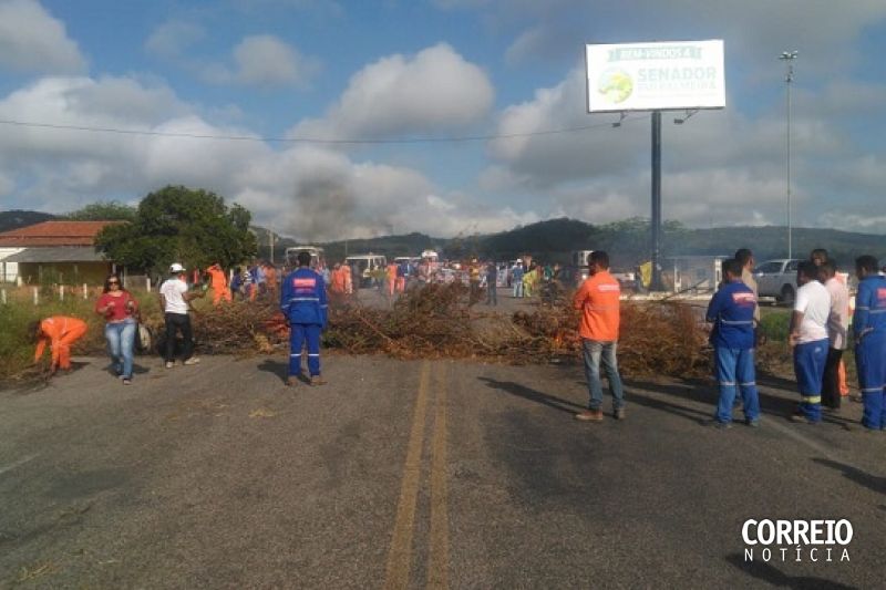 Trabalhadores da Odebrecht no Canal do Sertão fecham rodovia em protesto contra demissões
