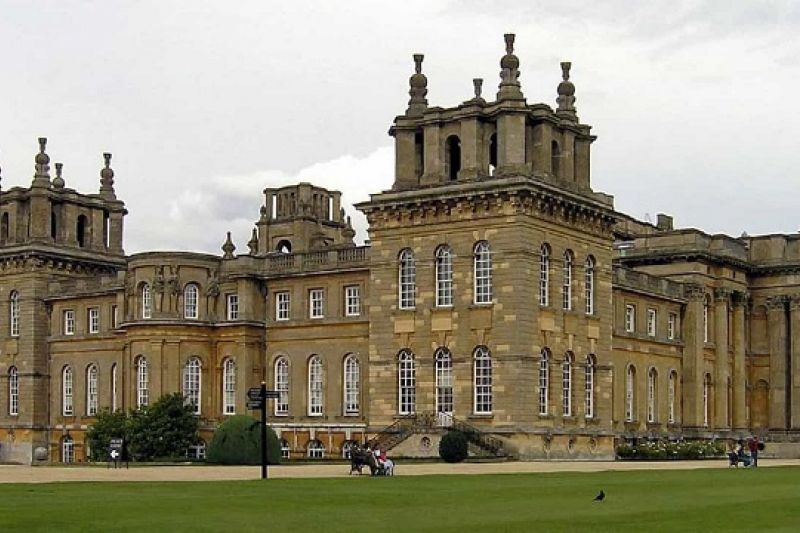 Privada de ouro maciço é roubada em exposição na Inglaterra