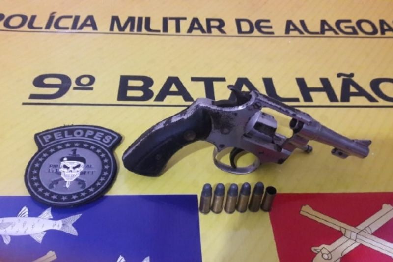 Homem é preso com revólver e munição em festa de padroeira em Delmiro Gouveia