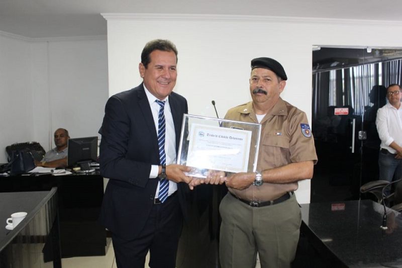Entrega de Título de Cidadão ao Sargento Da Silva lota Casa Legislativa em Delmiro Gouveia