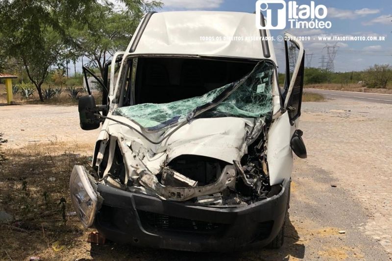 Batida entre caminhão e van deixa uma pessoa ferida em Delmiro Gouveia