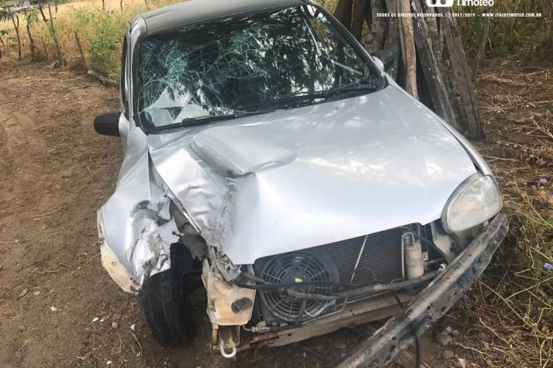 Acidente com carro com placa de Delmiro Gouveia deixa duas pessoas feridas em Água Branca