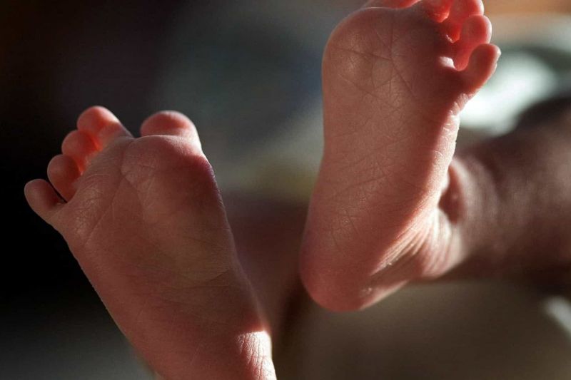 Homem encontra bebê enterrada viva em cemitério na Índia