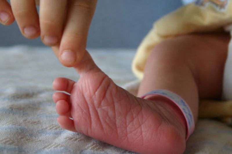 Menina de 13 anos mata a irmã grávida, arranca bebê da barriga e entrega a sogra