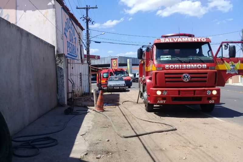 Bombeiros são acionados para controlar incêndio em estabelecimento comercial em Delmiro