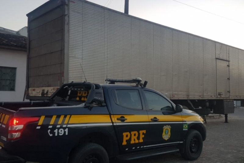 PRF apreende caminhão carregado com 55 toneladas de milho sem nota fiscal em Canapi