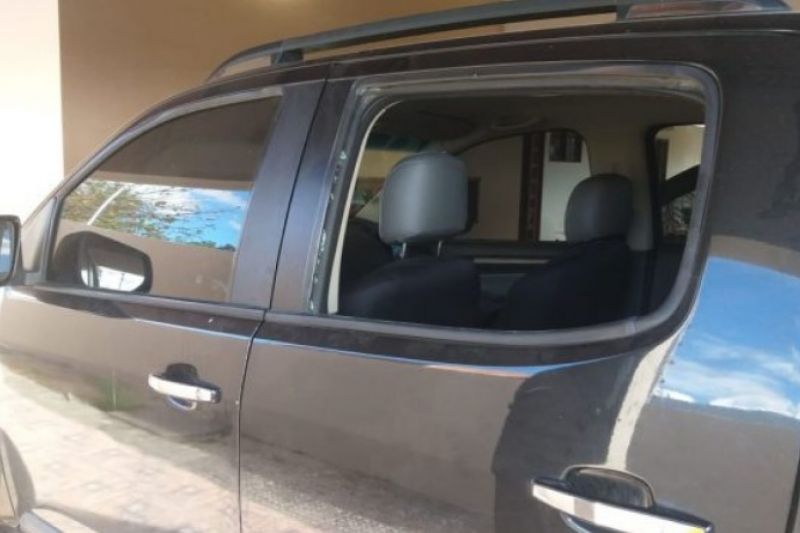 Criminosos quebram vidro de carro e furtam pertences de advogado em Santana do Ipanema