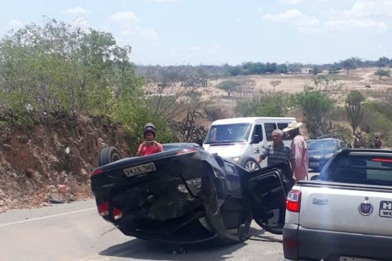 Ultrapassagem malsucedida termina com capotamento de carro e duas pessoas feridas