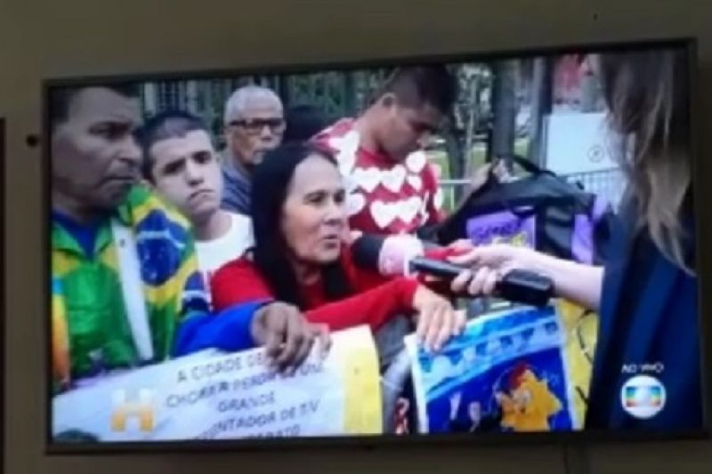 “Chiquinha”, de Monteirópolis, dá entrevista na fila para entrar em velório de Gugu em SP
