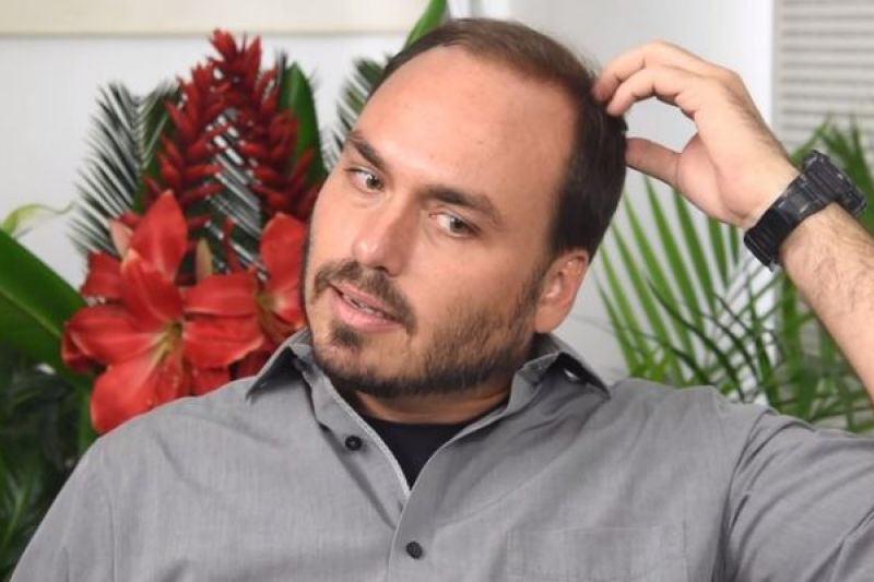 Polícia do Rio é informada de que Carlos Bolsonaro teria se desfeito de computador