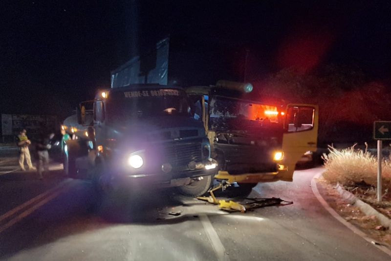 Carro-pipa é atingido por outro caminhão enquanto atravessava rodovia em Inhapi