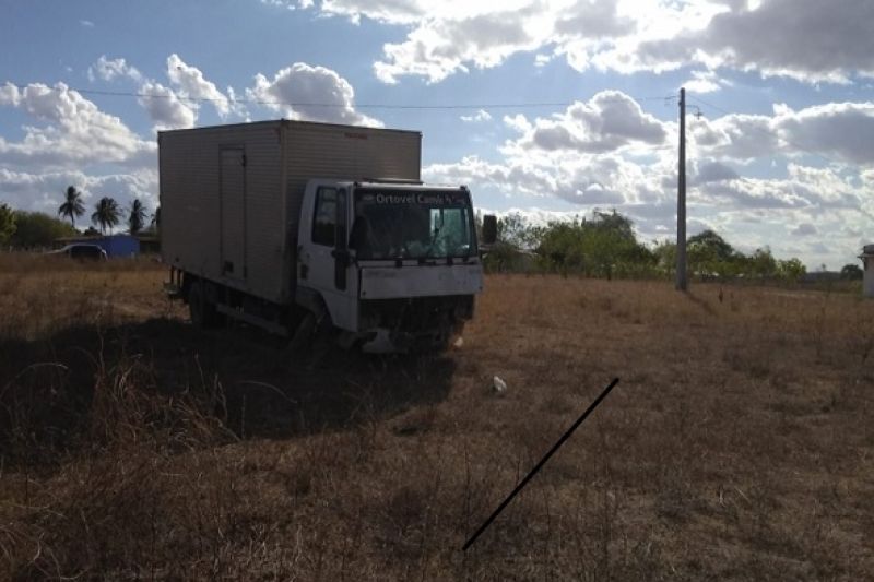Duas pessoas ficaram feridas após pneus de caminhão estourarem em Santana do Ipanema