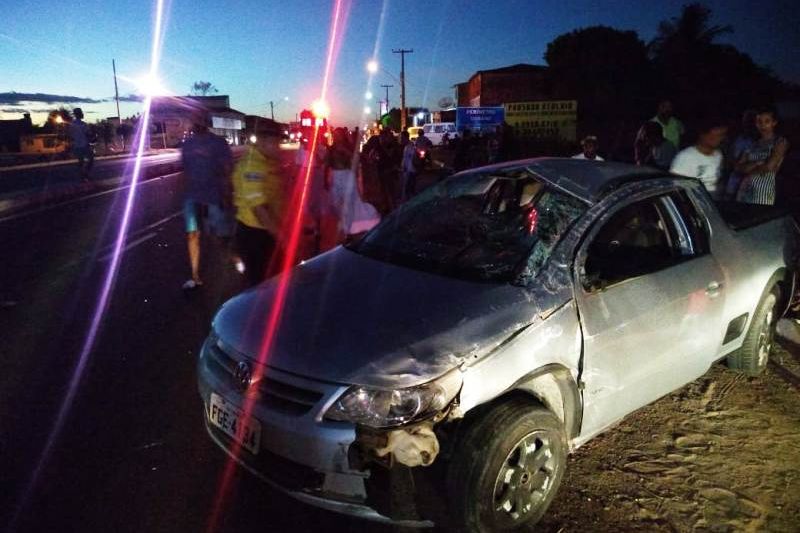 Carro capota depois de atingir traseira de outro na entrada da cidade de Delmiro Gouveia