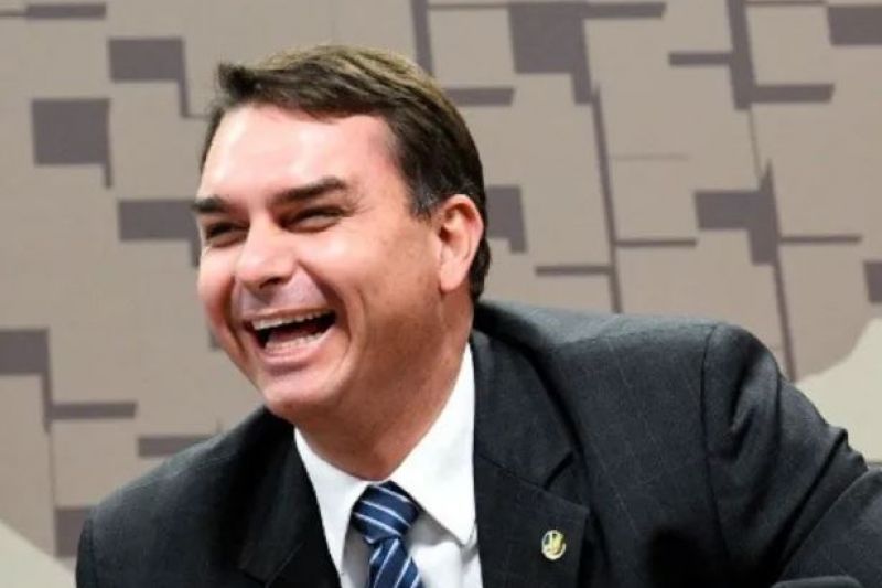Flávio Bolsonaro empregava 10 parentes no gabinete que recebiam sem trabalhar