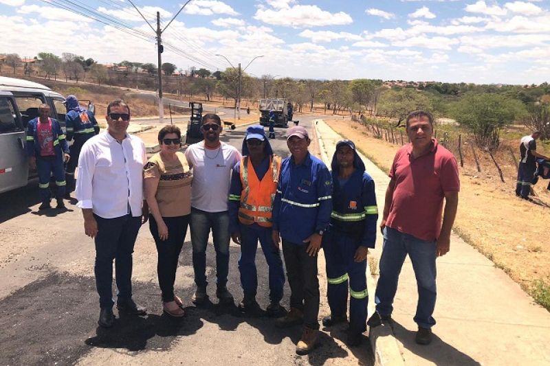 Após solicitação da prefeita Maristela Sena Dias, operação tapa buraco chega a Piranhas