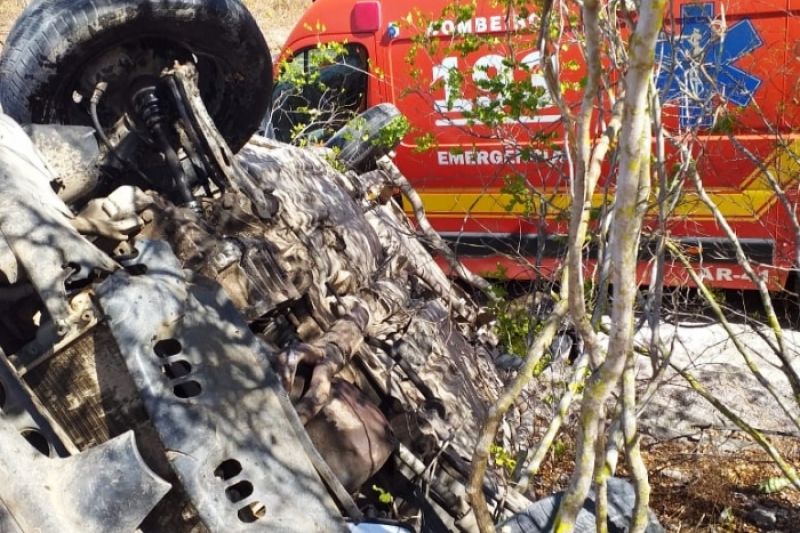 Capotamento de carro deixa duas pessoas feridas em trecho da AL-220 em Delmiro Gouveia