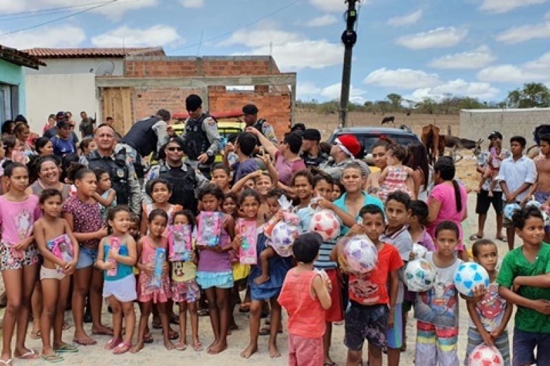 Policiais do Cisp distribuem presentes para crianças carentes em São José da Tapera