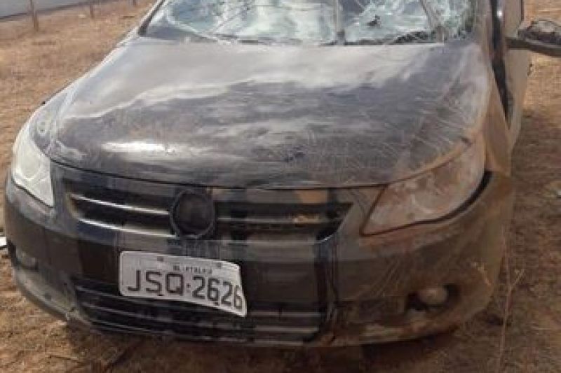 Motorista perde controle da direção e capota carro em Belo Monte