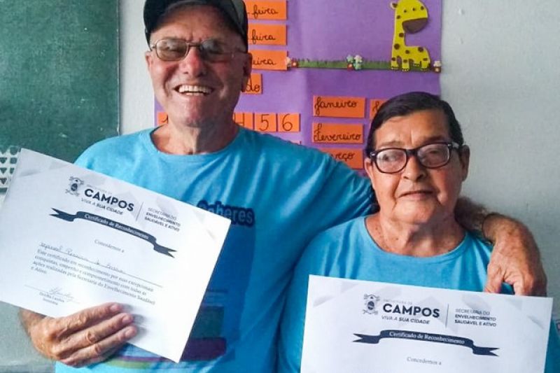 'Tirei a Bíblia da estante e já consigo ler', diz mulher alfabetizada aos 82 anos