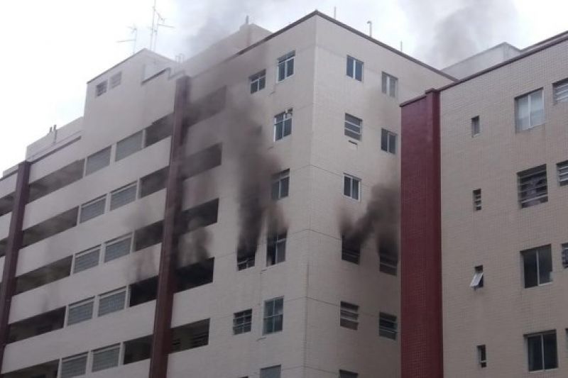 Celular superaquece, provoca incêndio e destrói dois apartamentos em SP