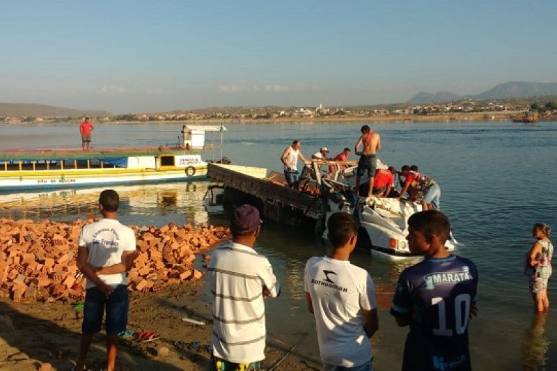 Caminhão carregado de tijolos fica sem freios e sofre acidente no Rio São Francisco, em SE