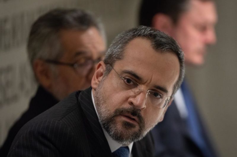 Mais uma maldade à lingua portuguesa: ministro da Educação escreve 'imprecionante'