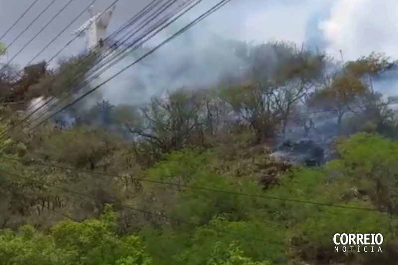 Incêndio atinge vegetação no entorno do Cristo Redentor de Pão de Açúcar