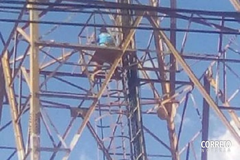 Homem escala torre de 40 metros e é resgatado por populares em Major Izidoro