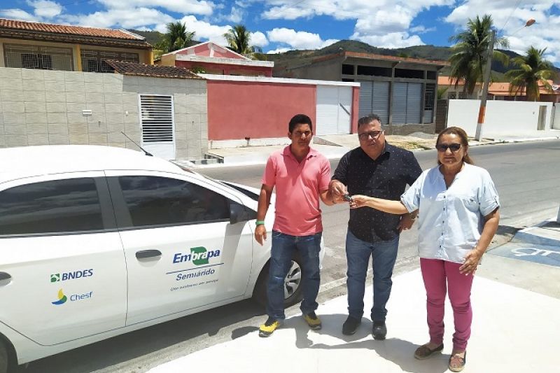 Prefeito recebe carro da Embrapa com técnico que trará nova realidade para Pariconha