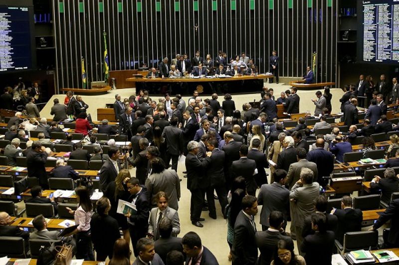 Parlamentares poderão perder  o mandato se exercerem cargos no Executivo