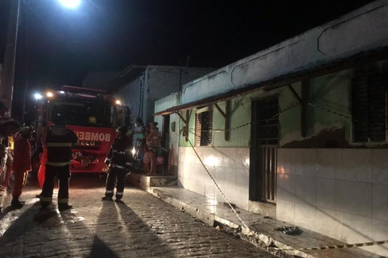 Bombeiros são acionados para controlar incêndio em residência no município de Canapi