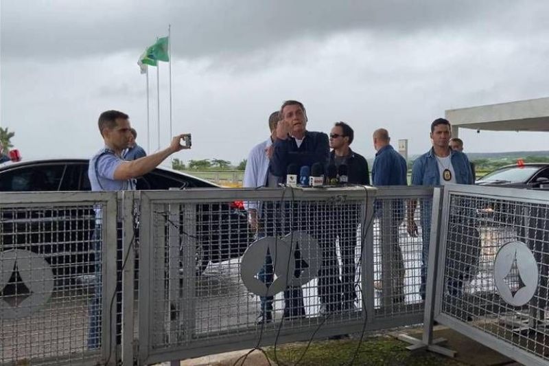 Bolsonaro se queixa da imprensa e faz gesto de banana para jornalistas
