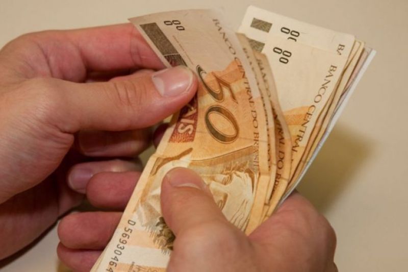 Criminosos assaltam e levam mais de R$ 42 mil de vítima no centro de Delmiro Gouveia