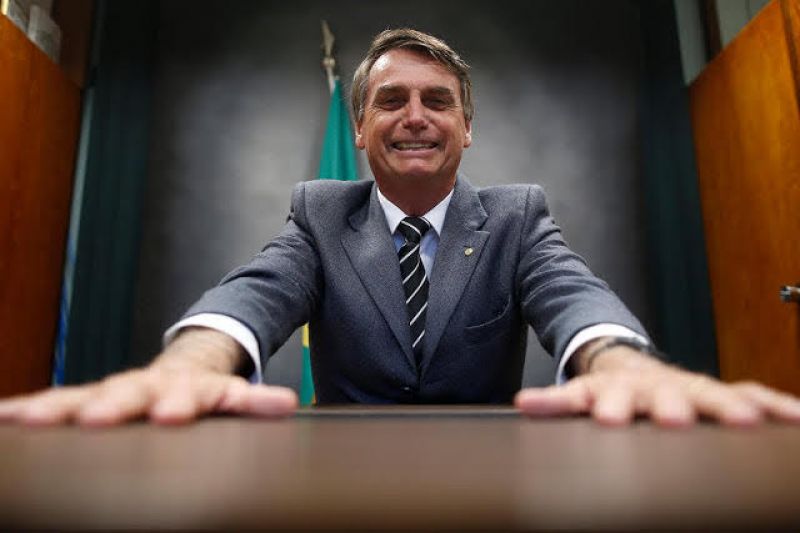 Bolsonaro não nega disparo pelo WhatsApp e diz que mensagem é “de cunho pessoal”