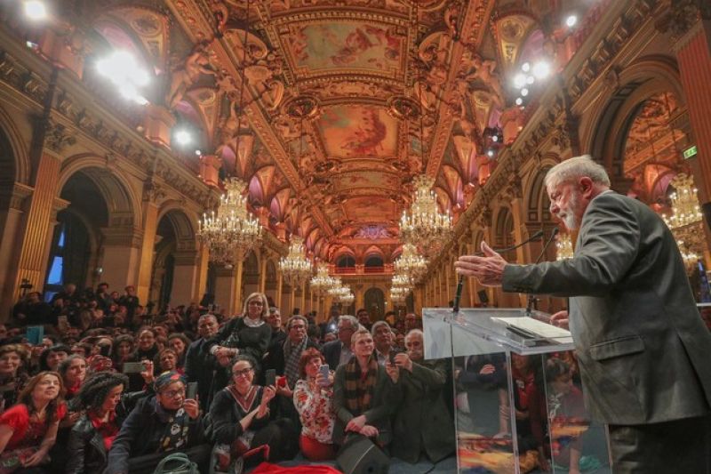 Lula recebe prêmio de cidadão honorário de Paris
