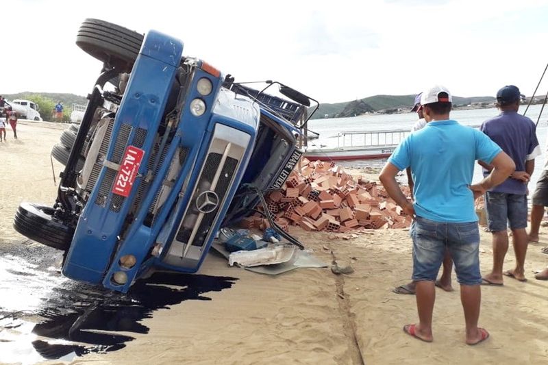 Carregado com blocos, caminhão que seguia para Pão de Açúcar tomba em ponto de balsa