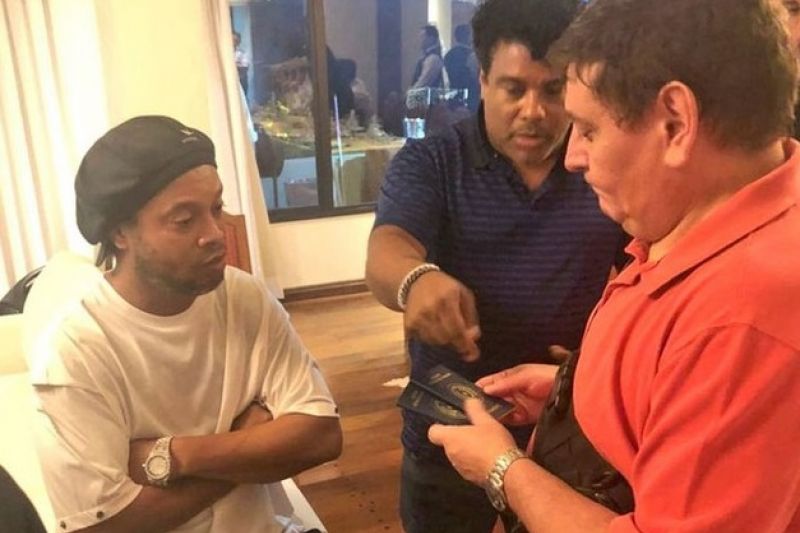 Ronaldinho Gaúcho e irmão são detidos no Paraguai no caso dos passaportes falsificados
