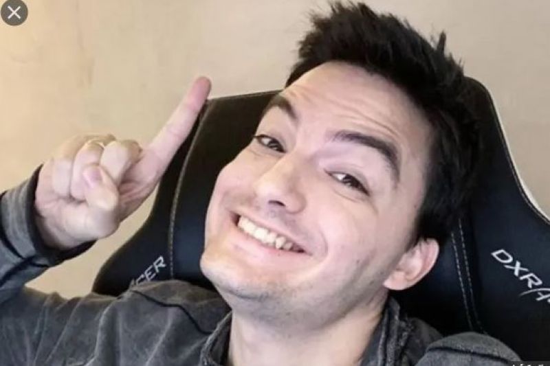 Felipe Neto anuncia licença maternidade e paternidade ilimitada em sua empresa