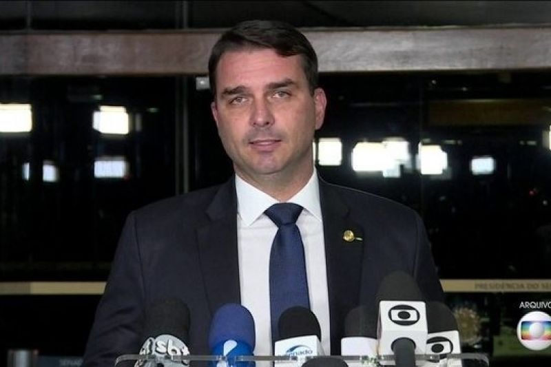 Caso das 'rachadinhas': desembargadora suspende investigação sobre Flávio Bolsonaro