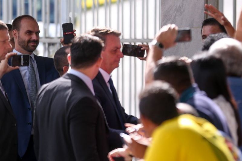 Milícia pagava contas de ex-PM herói de Bolsonaro, mostram documentos