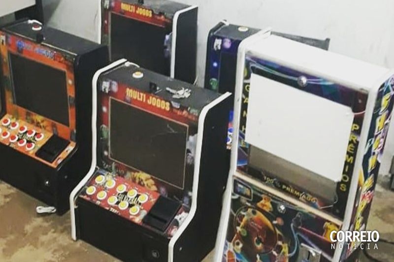 Denúncias ajudam polícia a prender homens e apreender máquinas caça-níquéis em Santana
