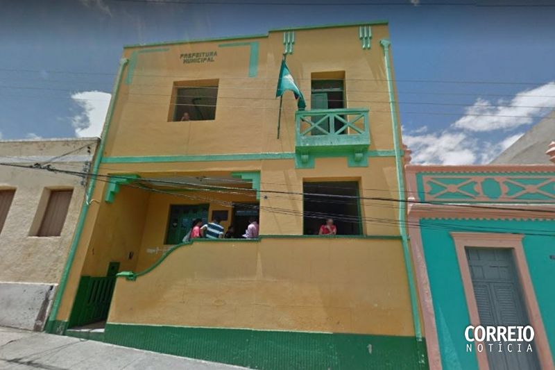 Criminosos invadem prefeitura de Água Branca, furtam objetos e tentam atear fogo no prédio